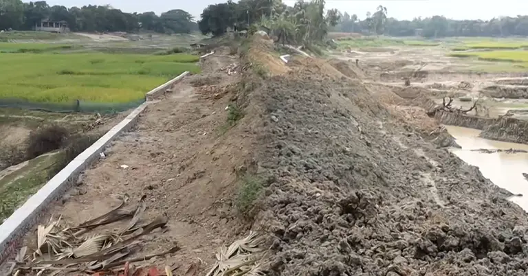 নওগাঁয় সড়ক ও গাইডওয়াল নির্মাণ